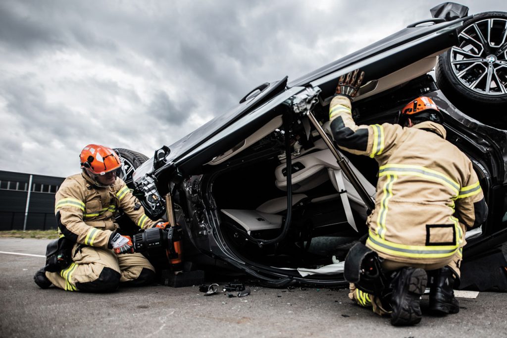 Siłownik teleskopowy Holmatro PTR50 podczas pracy przy samochodzie leżącym na boku
